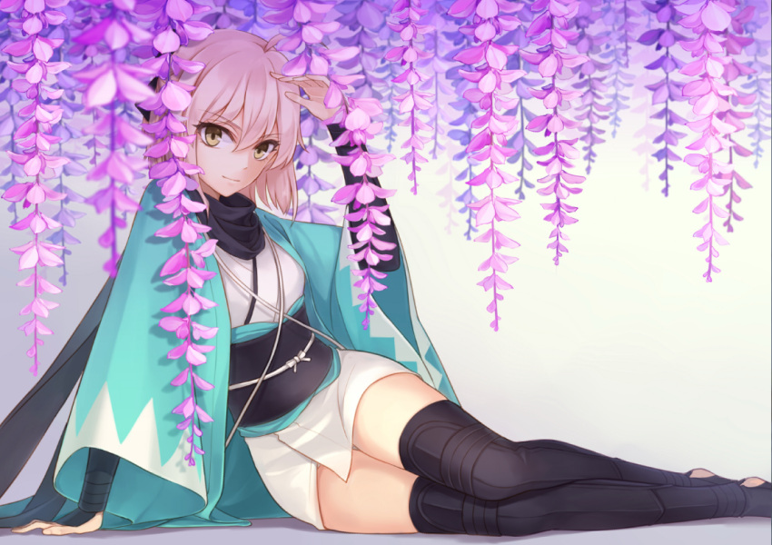 &gt;:) 1girl ahoge arm_guards arm_support arm_up black_boots black_ribbon black_scarf blonde_hair blurry boots bow closed_mouth commentary_request depth_of_field eyebrows_visible_through_hair fate_(series) gradient gradient_background hair_between_eyes hair_ribbon jacket japanese_clothes kimono koha-ace leaning_to_the_side long_sleeves looking_at_viewer okita_souji open_clothes open_jacket plant ribbon sakura_saber sash scarf shinsengumi shiny shiny_skin short_hair short_kimono sitting smile solo thigh-highs thigh_boots thigh_gap thighs tsurime white_bow white_kimono wide_sleeves yellow_eyes yonakaforever zettai_ryouiki