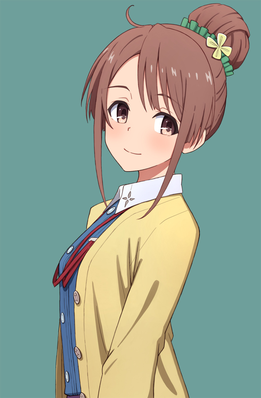 1girl ahoge blush buttons closed_mouth eyebrows_visible_through_hair green_background hair_bun hair_ornament highres jacket long_sleeves open_clothes open_jacket sakura_quest shinomiya_shiori shiny shiny_hair short_hair_with_long_locks sidelocks simple_background smile solo tareme unbuttoned upper_body wing_collar yahiro_(epicopeiidae) yellow_jacket
