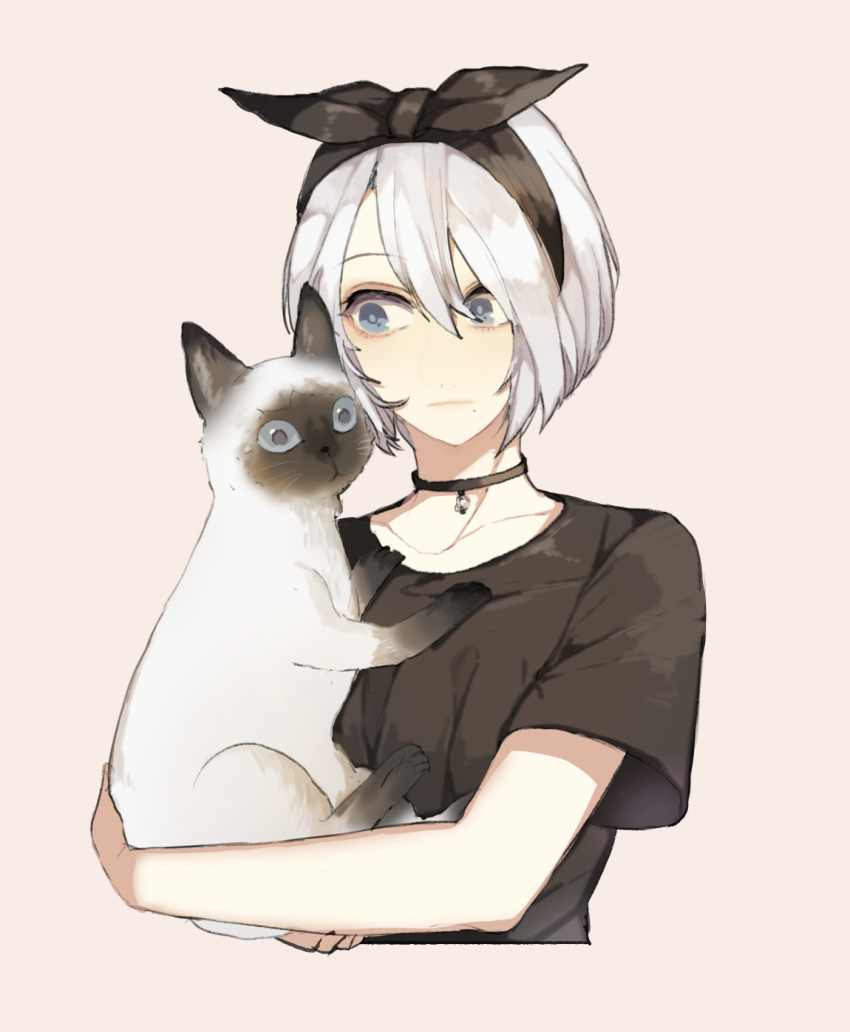 1girl alternate_costume android animal bangs black_shirt blue_eyes cat choker expressionless hair_between_eyes hairband highres holding holding_animal holding_cat jewelry lavender_background looking_at_another mole mole_under_mouth nier_(series) nier_automata pendant pullssack shirt short_hair solo swept_bangs t-shirt upper_body yorha_no._2_type_b