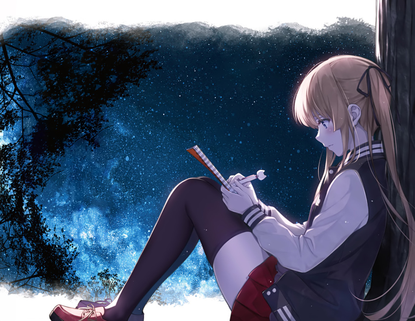 1girl absurdres against_tree black_legwear black_ribbon blonde_hair from_side hair_ribbon highres holding holding_pen istting long_hair miniskirt misaki_kurehito night outdoors pleated_skirt red_skirt ribbon saenai_heroine_no_sodatekata sawamura_spencer_eriri skirt solo thigh-highs tree twintails very_long_hair white_background writting zettai_ryouiki