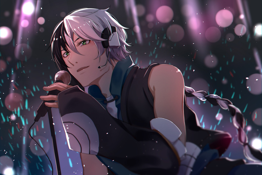 1boy bare_shoulders black_hair braid detached_sleeves glowstick green_eyes headset highres lens_flare long_hair luo_jie male_focus microphone multicolored_hair music singing vocaloid vocanese white_hair yuezheng_longya