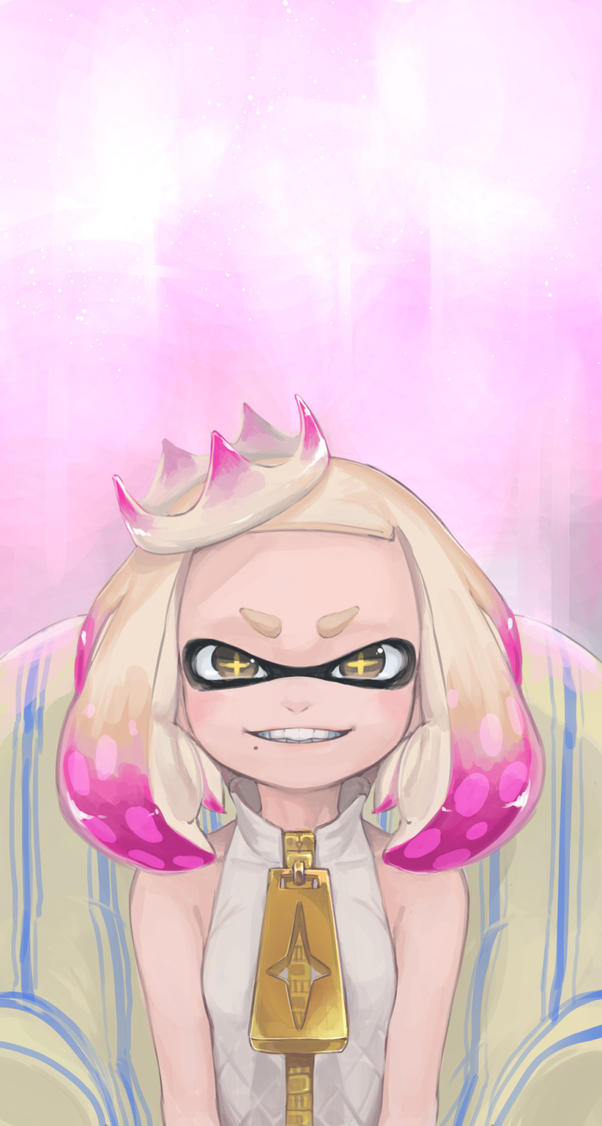 +_+ 1girl armchair bare_arms bare_shoulders blonde_hair chair crown domino_mask eyebrows forehead grin high_collar highres kashu_(hizake) looking_at_viewer mask mole mole_under_mouth multicolored_hair pearl_(splatoon) pink_hair short_hair sleeveless smile solo splatoon splatoon_2 symbol-shaped_pupils tentacle_hair upper_body yellow_eyes zipper zipper_pull_tab