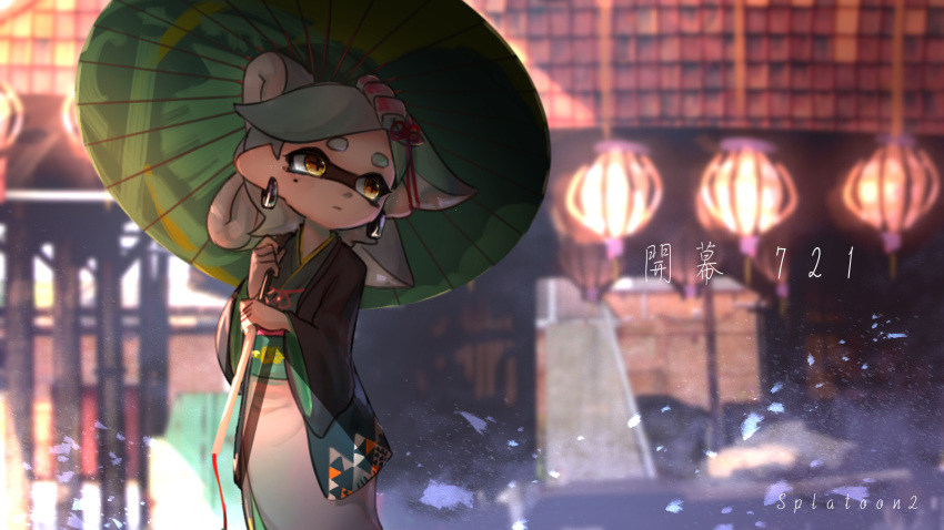 +_+ 1girl black_kimono blurry blurry_background closed_mouth copyright_name day domino_mask earrings expressionless food food_on_head green_umbrella hair_ribbon highres holding holding_umbrella hotaru_(splatoon) japanese_clothes jewelry kashu_(hizake) kimono lights long_hair long_sleeves looking_away looking_back mask mole mole_under_eye monster_girl obi object_on_head oriental_umbrella outdoors pointy_ears red_ribbon ribbon sash short_eyebrows silver_hair solo splatoon splatoon_2 standing sushi tentacle_hair thick_eyebrows translated umbrella wide_sleeves yellow_eyes