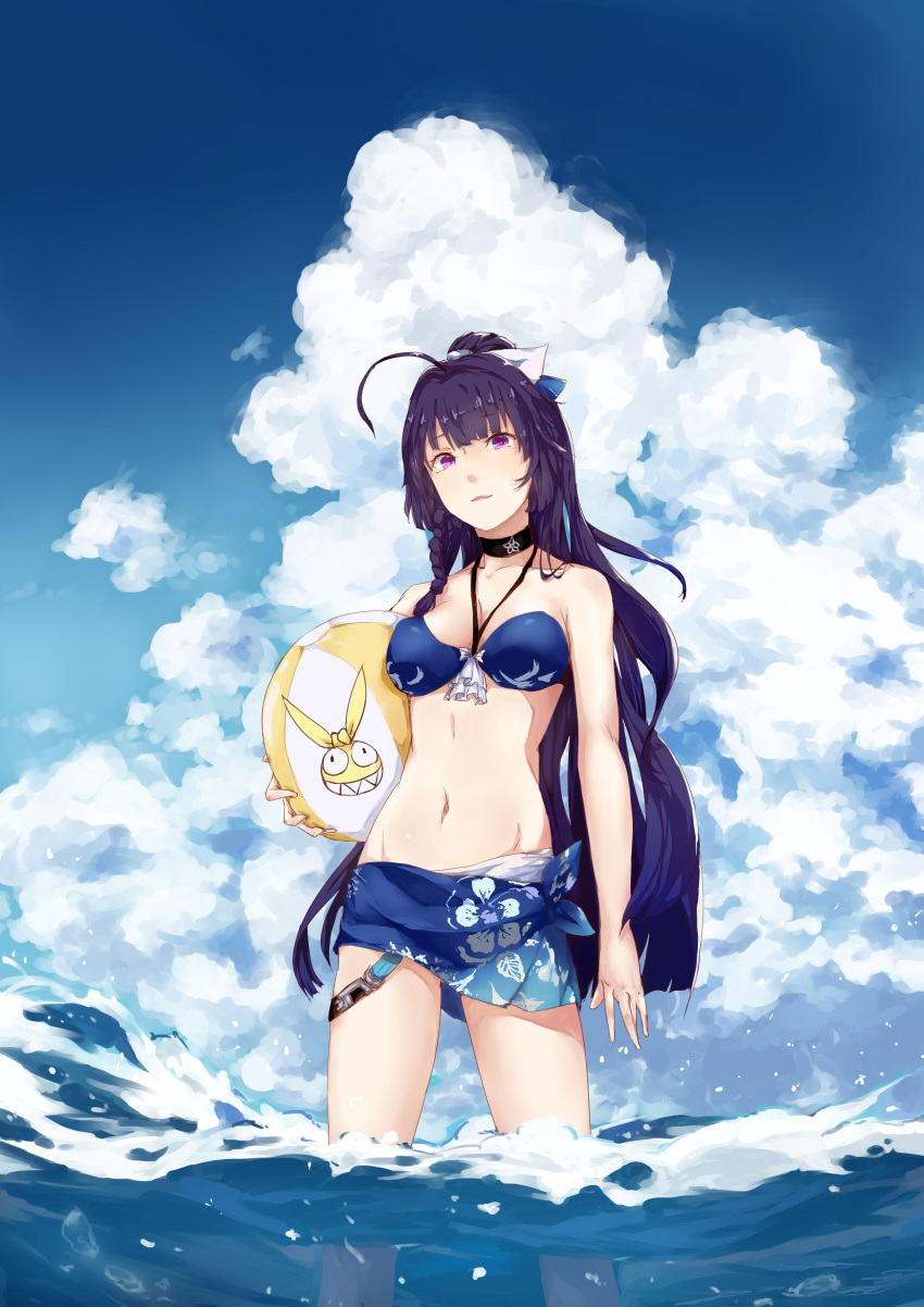 1girl absurdres ahoge ball beachball benghuai_xueyuan black_hair blush bow breasts choker cleavage eyebrows_visible_through_hair hair_bow highres holding holding_ball jin_yun large_breasts looking_at_viewer navel ponytail raiden_mei smile solo violet_eyes white_bow
