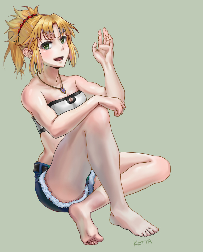 1girl barefoot blonde_hair fate/apocrypha fate/grand_order fate_(series) feet full_body green_background green_eyes highres kotta looking_at_viewer ponytail saber_of_red short_hair shorts simple_background smirk solo toes