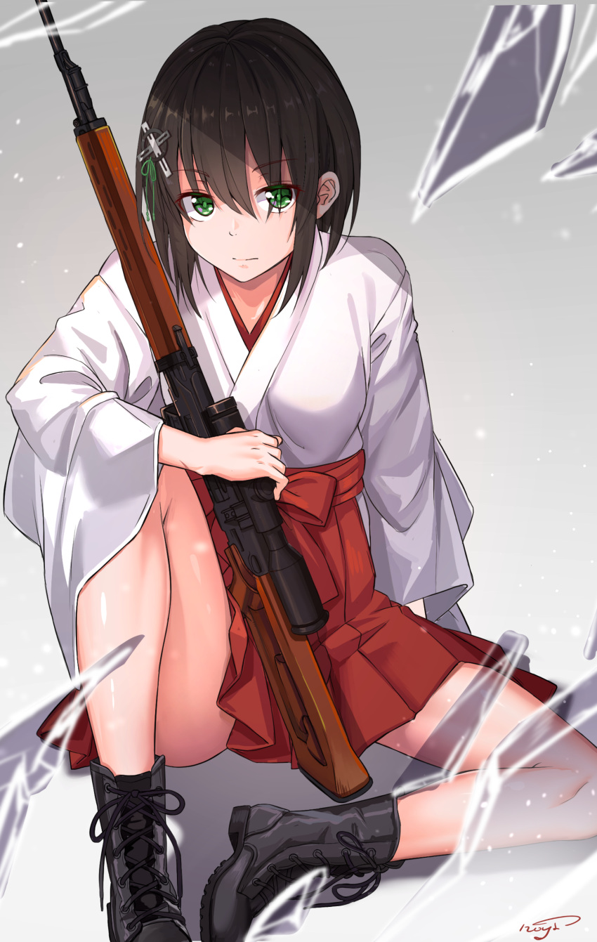 1girl absurdres artist_name bangs black_boots black_hair boots closed_mouth combat_boots cross-laced_footwear cross_hair_ornament eyebrows_visible_through_hair green_eyes gun hair_between_eyes hair_ornament hakama_skirt highres holding holding_gun holding_weapon japanese_clothes knee_up looking_at_viewer miko original pleated_skirt red_skirt rifle scope short_hair shuutou_haruka signature sitting skirt solo thighs tsurime weapon wide_sleeves