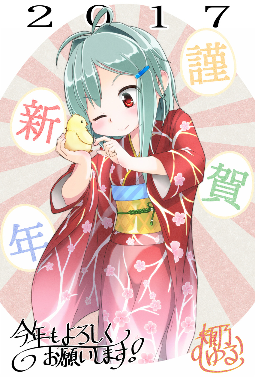 1girl 2017 artist_name bangs closed_mouth commentary eyebrows_visible_through_hair eyes_visible_through_hair floral_print green_hair hair_ornament hairclip happy_new_year highres holding hoono_yurumu japanese_clothes kimono new_year one_eye_closed original print_kimono red_eyes red_kimono short_hair signature smile standing translated year_of_the_rooster
