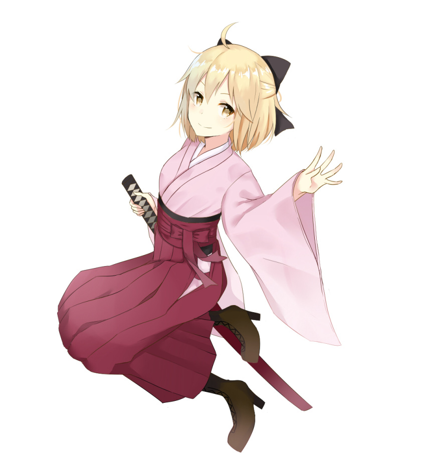 1girl ahoge black_bow blonde_hair boots bow brown_boots fate/grand_order fate_(series) full_body hair_bow hakama high_heel_boots high_heels highres holding holding_sword holding_weapon japanese_clothes katana kimono looking_at_viewer pink_kimono red_hakama sakura_saber sheath sheathed short_hair simple_background smile solo swon_(joy200892) sword weapon white_background yellow_eyes