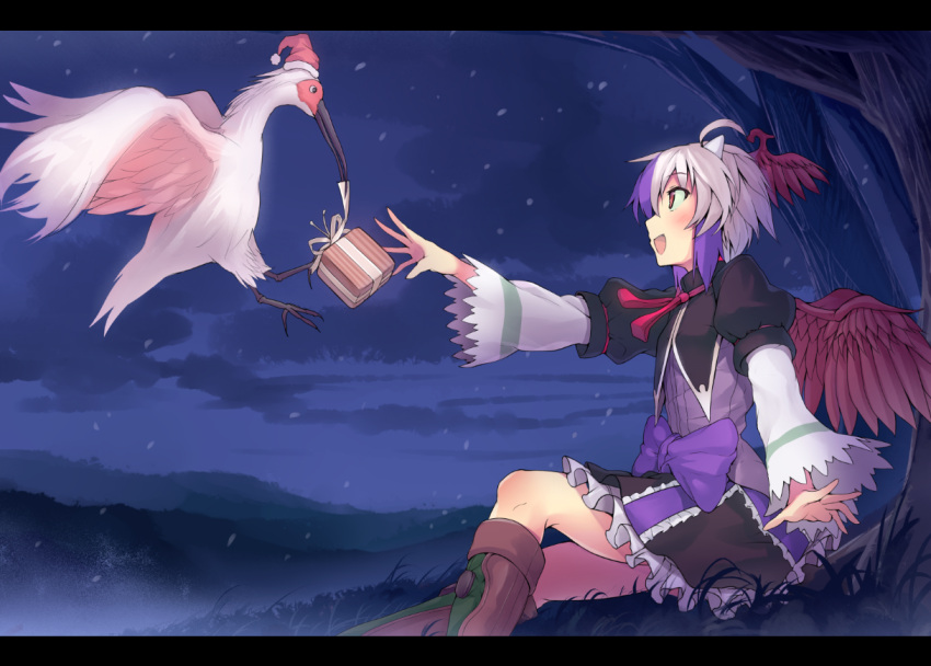 1girl :d blue_hair blush box crested_ibis from_side gift gift_box hat head_wings hinami_(hinatamizu) horns letterboxed mouth_hold multicolored_hair night on_ground open_mouth outdoors outstretched_arm profile reaching_out red_eyes revision short_hair silver_hair single_head_wing sitting smile solo tokiko_(touhou) touhou two-tone_hair wings