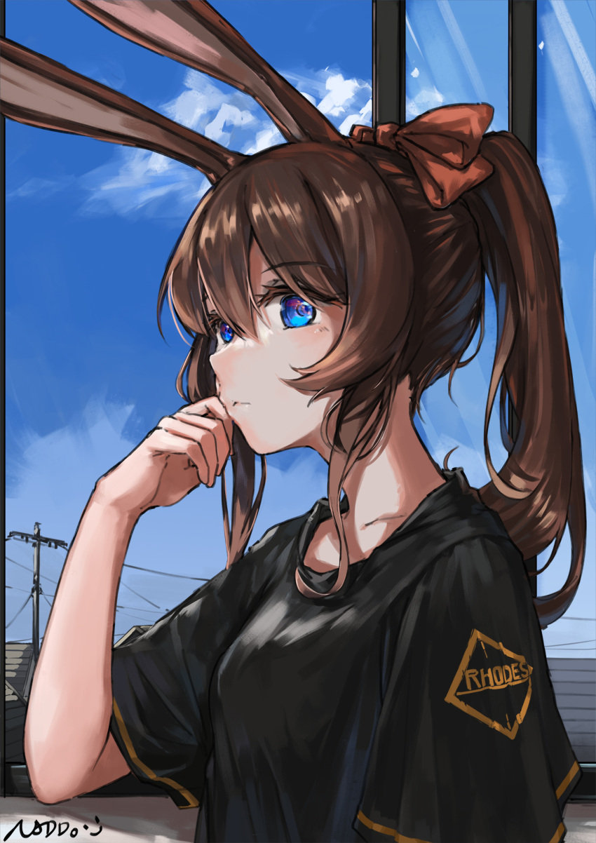 1girl amiya_(arknights) animal_ears arknights black_shirt blue_eyes blue_sky brown_hair close-up clouds expressionless eyebrows_visible_through_hair from_side hand_on_own_cheek hand_on_own_face highres long_hair looking_at_viewer looking_to_the_side loose_clothes loose_shirt multicolored multicolored_eyes omuretu_(butterroru) ponytail rabbit_ears red_eyes red_ribbon ribbon shirt sky solo t-shirt utility_pole