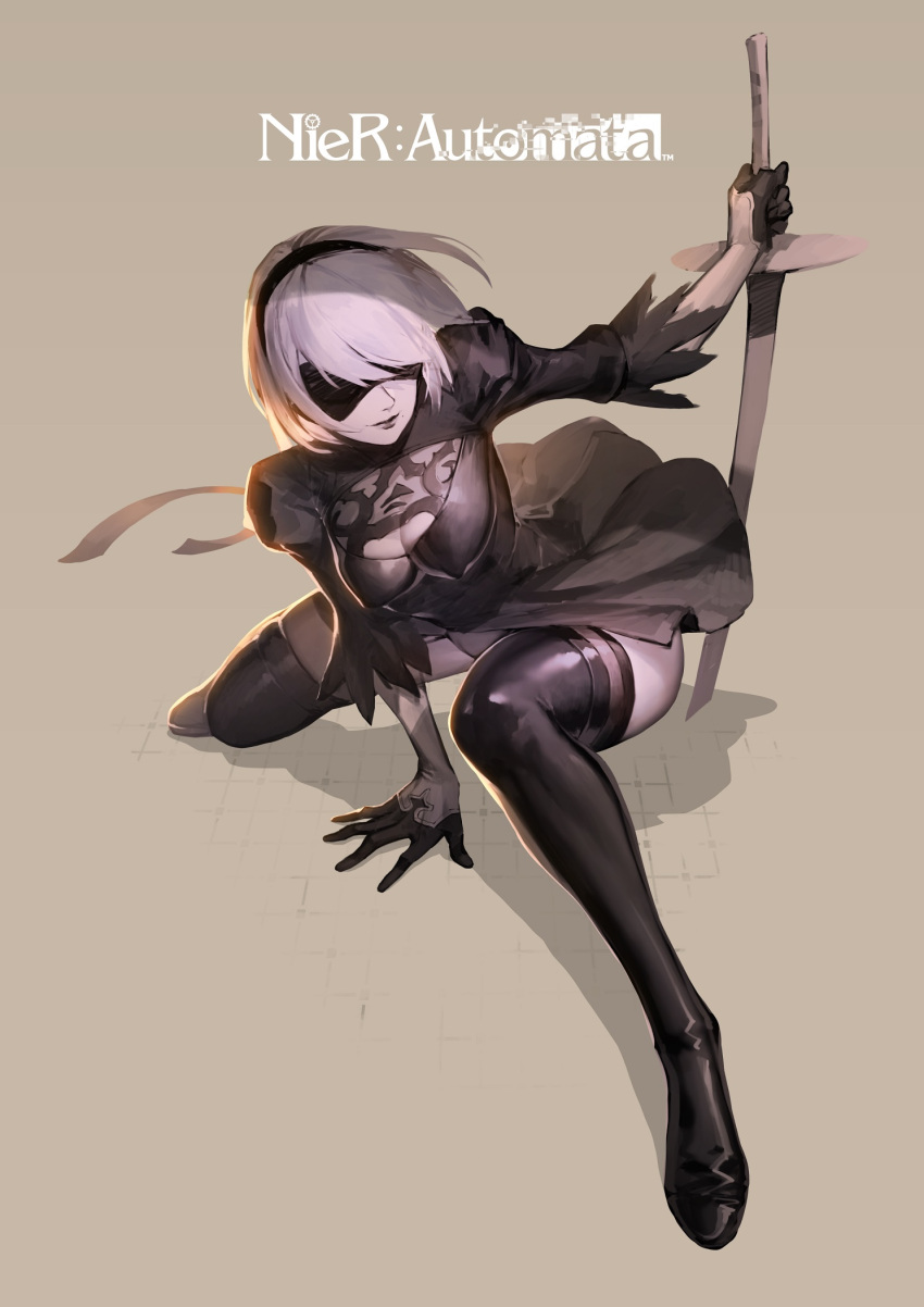 1girl black_dress black_hairband blindfold boots cleavage_cutout covered_eyes daye_bie_qia_lian dress feather-trimmed_sleeves gloves hairband highleg highleg_leotard highres juliet_sleeves leotard long_sleeves mole mole_under_mouth nier_(series) nier_automata puffy_sleeves silver_hair simple_background solo sword thigh-highs thigh_boots thighhighs_under_boots weapon white_leotard yorha_no._2_type_b