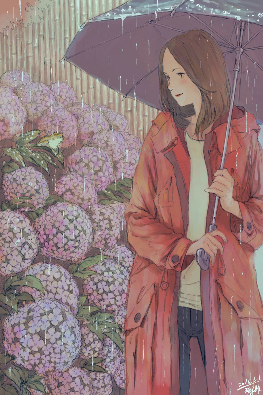 1girl absurdres artist_name bamboo bamboo_fence blush brown_hair commentary_request dated fence flower frog highres hydrangea lipstick long_hair makeup original rain raincoat smile solo umbrella water_drop zennosuke