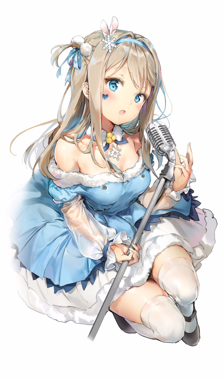 1girl anmi blonde_hair blue_eyes blush breasts dress facial_tattoo girls_frontline hair_ornament headband highres kneeing looking_at_viewer medium_breasts medium_hair microphone microphone_stand open_mouth snowflake_hair_ornament solo suomi_kp31_(girls_frontline) tattoo thigh-highs white_background white_legwear