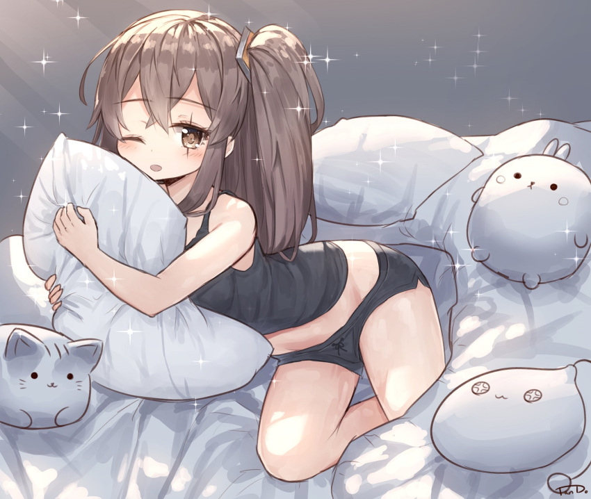 1girl ;o artist_name bangs bare_arms bed_sheet black_camisole black_shorts blanket blush brown_eyes brown_hair camisole eyebrows_visible_through_hair girls_frontline groin hair_ornament highres long_hair looking_at_viewer midriff on_bed one_eye_closed open_mouth pillow pillow_hug scar scar_across_eye short_shorts shorts side_ponytail sleeveless solo sparkle stuffed_animal stuffed_cat stuffed_toy tandohark ump45_(girls_frontline) white_pillow