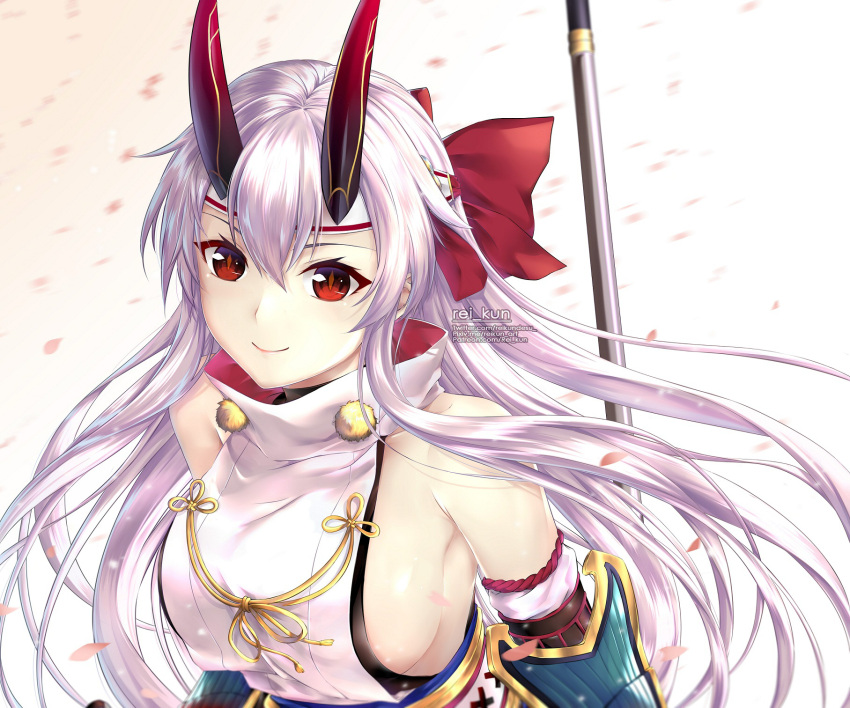 1girl bare_shoulders blush breasts closed_mouth fate/grand_order fate_(series) hair_between_eyes headband highres japanese_clothes large_breasts long_hair looking_at_viewer oni_horns red_eyes rei_kun sideboob silver_hair smile solo tomoe_gozen_(fate/grand_order) upper_body