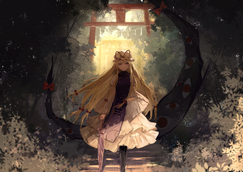 1girl bangs black_footwear blonde_hair boots bow closed_mouth day dress expressionless full_body gap hair_bow highres holding long_hair long_sleeves looking_at_viewer low-tied_long_hair nature outdoors parasol red_bow shoes sidelocks solo stairs standing tabard thkani torii touhou tree umbrella violet_eyes walking white_dress wide_sleeves yakumo_yukari