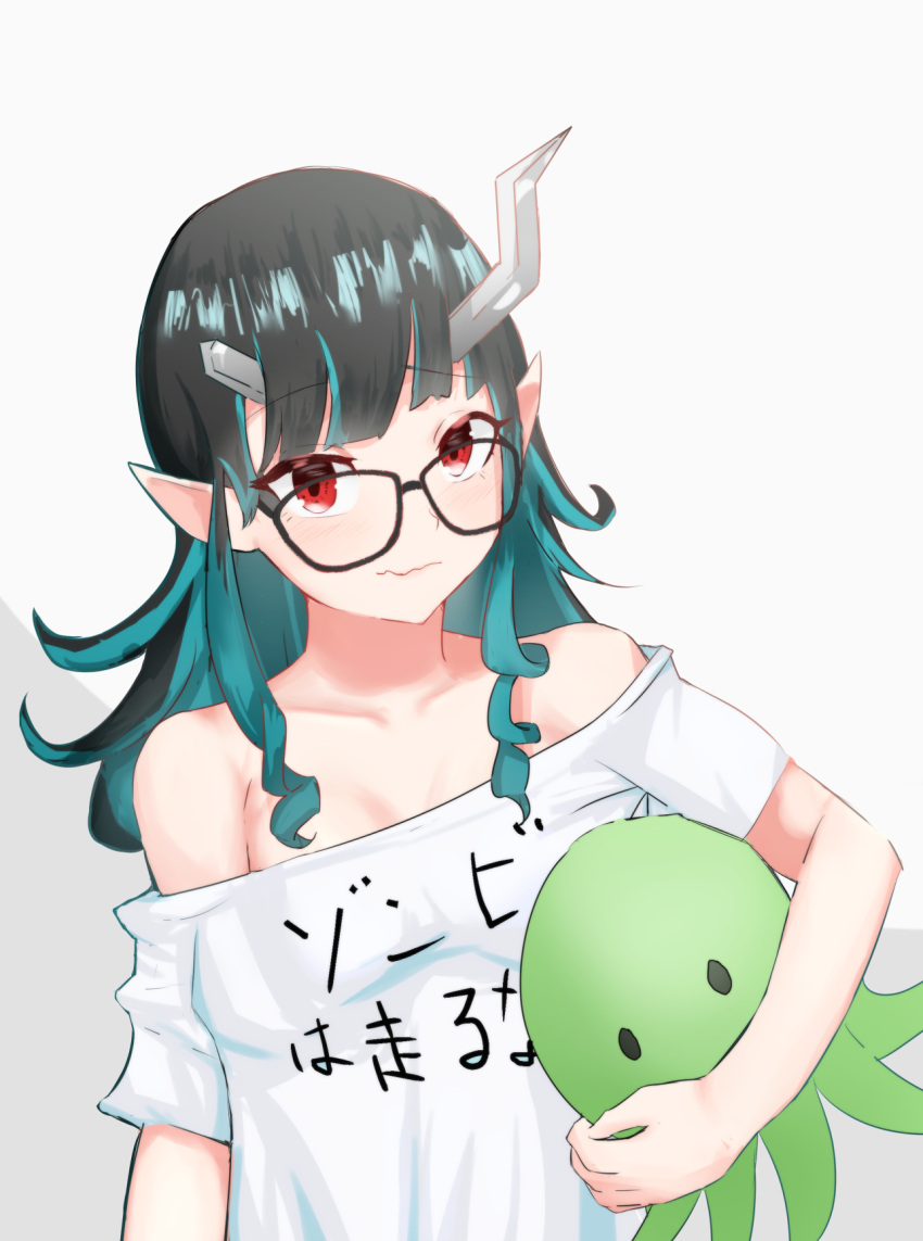 1girl alternate_costume bangs bespectacled black-framed_eyewear black_hair blue_hair blunt_bangs blush breasts closed_mouth clothes_writing commentary_request demon_girl demon_horns eyebrows_visible_through_hair food food_art glasses highres horns long_hair looking_at_viewer multicolored_hair pointy_ears red_eyes shirt shishio_chris small_breasts smile solo solokitsune sugar_lyric tako-san_wiener two-tone_hair upper_body virtual_youtuber wavy_mouth white_shirt