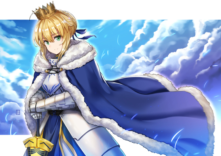 1girl ahoge armor armored_dress artoria_pendragon_(all) bangs blonde_hair blue_sky caliburn cape closed_mouth clouds cloudy_sky cowboy_shot crown fate/stay_night fate_(series) fur_trim gauntlets green_eyes hair_ribbon hiroki_(hirokiart) holding holding_sword holding_weapon looking_at_viewer ribbon saber short_hair sky smile solo sword weapon