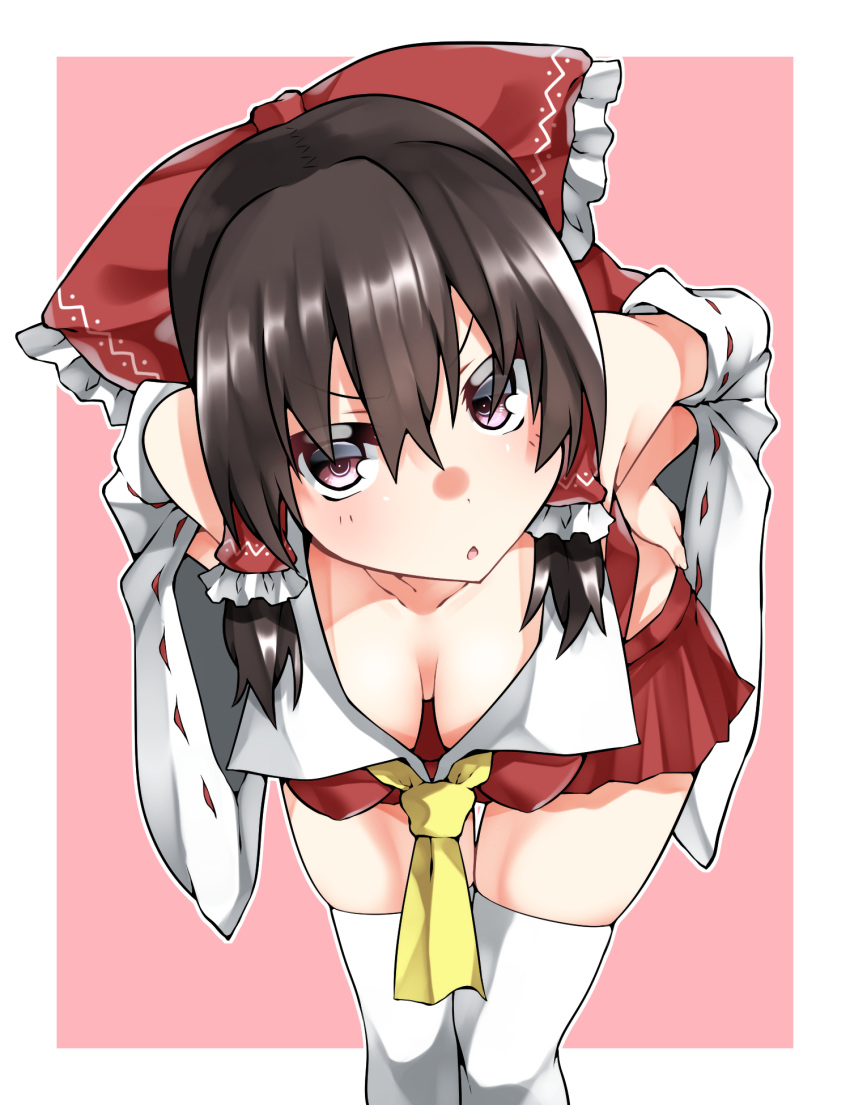1girl ascot black_hair bow breasts cleavage downblouse hair_between_eyes hair_bow hair_tubes hakurei_reimu hanging_breasts highres kz_oji leaning_forward looking_at_viewer medium_breasts miniskirt no_bra pink_background red_bow red_skirt ribbon-trimmed_sleeves ribbon_trim side_ponytail skirt skirt_set solo standing thigh-highs thigh_gap touhou white_legwear