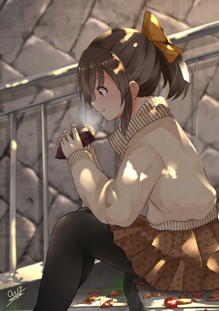 1girl :t absurdres artist_name autumn bangs black_legwear blush bow brown_hair brown_skirt brown_sweater closed_mouth commentary_request dappled_sunlight dated day eating floral_print food from_side hair_bow highres holding holding_food hori_yuuko idolmaster idolmaster_cinderella_girls leaf long_sleeves outdoors pantyhose pleated_skirt profile railing red_eyes short_hair short_ponytail sidelocks signature sitting skirt smile solo sora_(silent_square) stairs sunlight sweater sweet_potato tareme