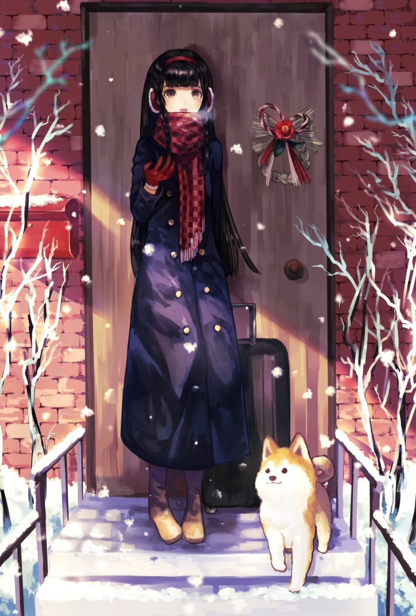 1girl :d bare_tree black_hair brown_eyes brown_footwear checkered_scarf door earmuffs full_body gloves headband highres long_hair looking_at_viewer luggage mailbox nomuraumu open_mouth original outdoors red_gloves red_scarf scarf shiba_inu smile snowing stairs standing tree winter_clothes wreath