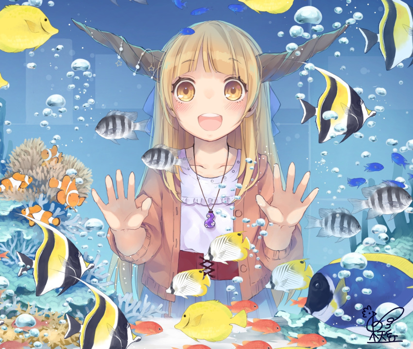 1girl against_glass air_bubble alternate_costume aquarium bangs blue_bow blue_skirt bow bubble clownfish commentary_request fish gourd hair_bow highres horn_ornament horns ibuki_suika jewelry light_brown_eyes light_brown_hair long_hair looking_at_viewer open_mouth pendant shirt skirt smile solo star touhou toutenkou upper_body water white_shirt