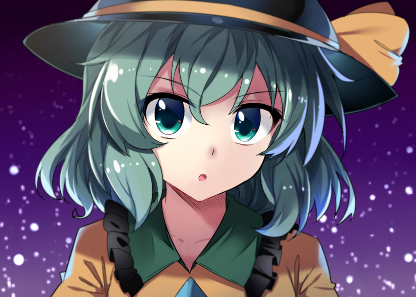 &gt;:o 1girl :o bangs black_hat commentary_request e.o. eyebrows_visible_through_hair eyelashes gradient gradient_background green_eyes green_hair hat hat_ribbon komeiji_koishi light_particles looking_at_viewer open_mouth purple_background ribbon shiny shiny_hair short_hair solo touhou upper_body yellow_ribbon