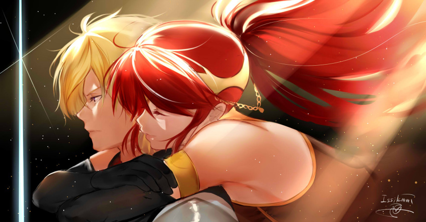 1boy 1girl armor artist_name bangs black_gloves blonde_hair blue_eyes chains closed_eyes closed_mouth elbow_gloves from_side glint gloves highres hug hug_from_behind isshiki_(ffmania7) jaune_arc light_rays lips long_hair ponytail profile pyrrha_nikos redhead rwby sidelocks signature smile sunbeam sunlight twitter_username upper_body