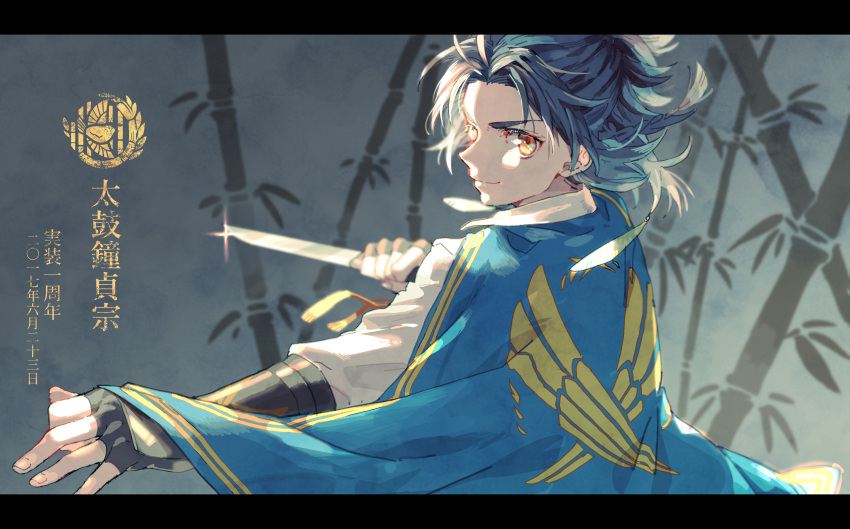 1boy bamboo blue_hair cape character_name dagger fingerless_gloves from_above gloves gyuunyuu_(mashika) highres looking_at_viewer orange_eyes ponytail smile solo taikogane_sadamune touken_ranbu weapon