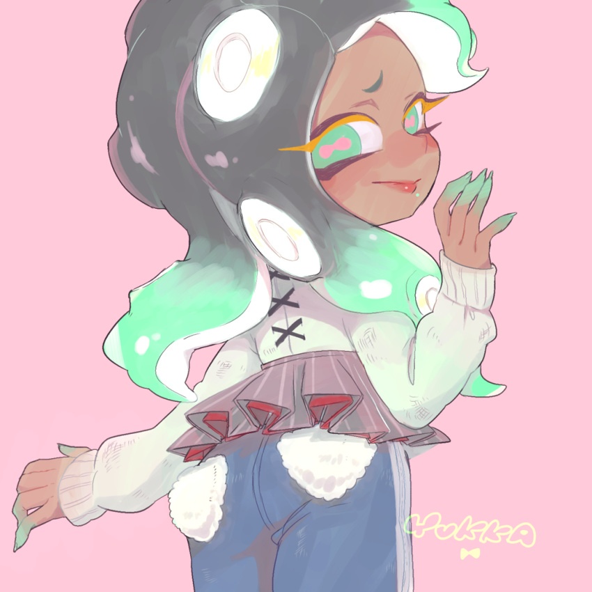 1girl alternate_costume ameri_(cham) arm_at_side black_hair cephalopod_eyes closed_mouth cowboy_shot dark_skin eyelashes from_behind green_eyes green_hair green_skin hand_up iida_(splatoon) lips long_hair long_sleeves looking_at_viewer looking_back mole mole_under_mouth multicolored multicolored_hair multicolored_skin octarian pants pink_background pink_pupils pocket purple_hair simple_background smile solo splatoon splatoon_2 standing suction_cups sweater tentacle_hair