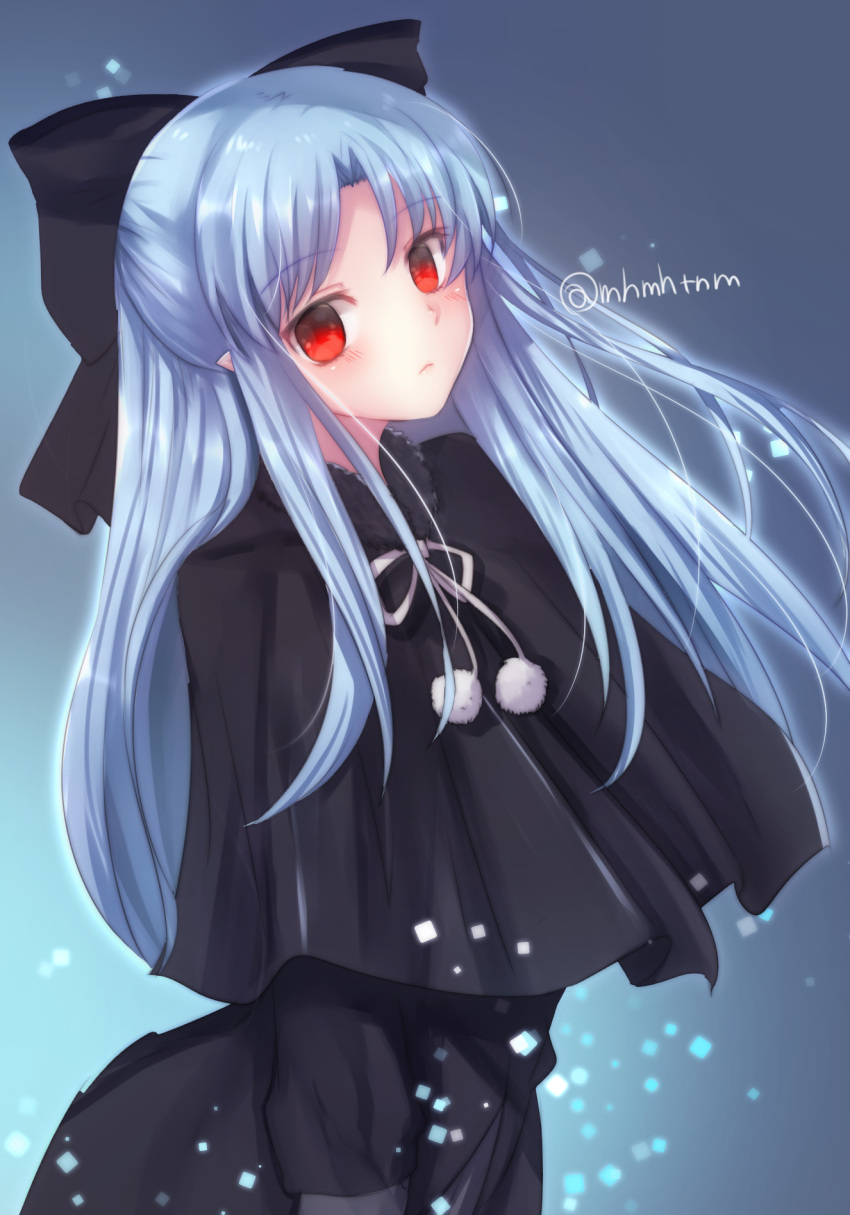1girl bangs black_bow black_capelet black_dress blue_background blue_hair blush bow capelet closed_mouth dress expressionless eyebrows_visible_through_hair hair_bow highres len long_hair looking_at_viewer neck_ribbon pointy_ears pom_pom_(clothes) red_eyes ribbon solo tanaji tsukihime twitter_username white_ribbon