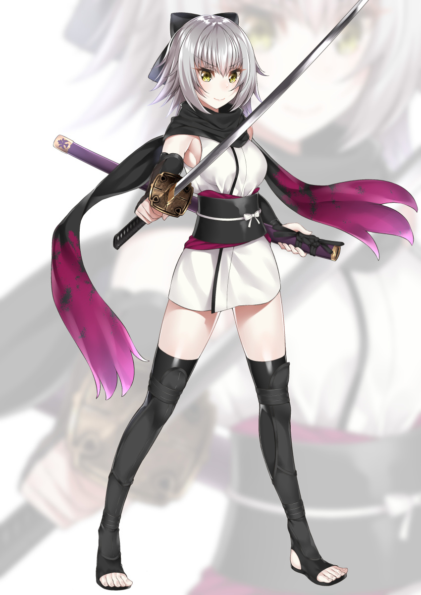 &gt;:) 1girl absurdres alternate_costume bangs black_bow black_legwear black_scarf blurry blurry_background bow breasts closed_mouth commentary_request cosplay eyebrows_visible_through_hair fate/grand_order fate_(series) foreshortening full_body hair_between_eyes hair_bow highres holding holding_sheath holding_sword holding_weapon japanese_clothes jeanne_alter katana kimono koha-ace legs_apart looking_at_viewer medium_breasts obi outstretched_arm pale_skin ruler_(fate/apocrypha) sakura_saber sakura_saber_(cosplay) sash scabbard scarf sheath shiny shiny_hair short_hair short_kimono silver_hair sleeveless sleeveless_kimono smile solo standing sword thigh-highs toeless_legwear toes wa_to_su weapon white_kimono yellow_eyes zoom_layer