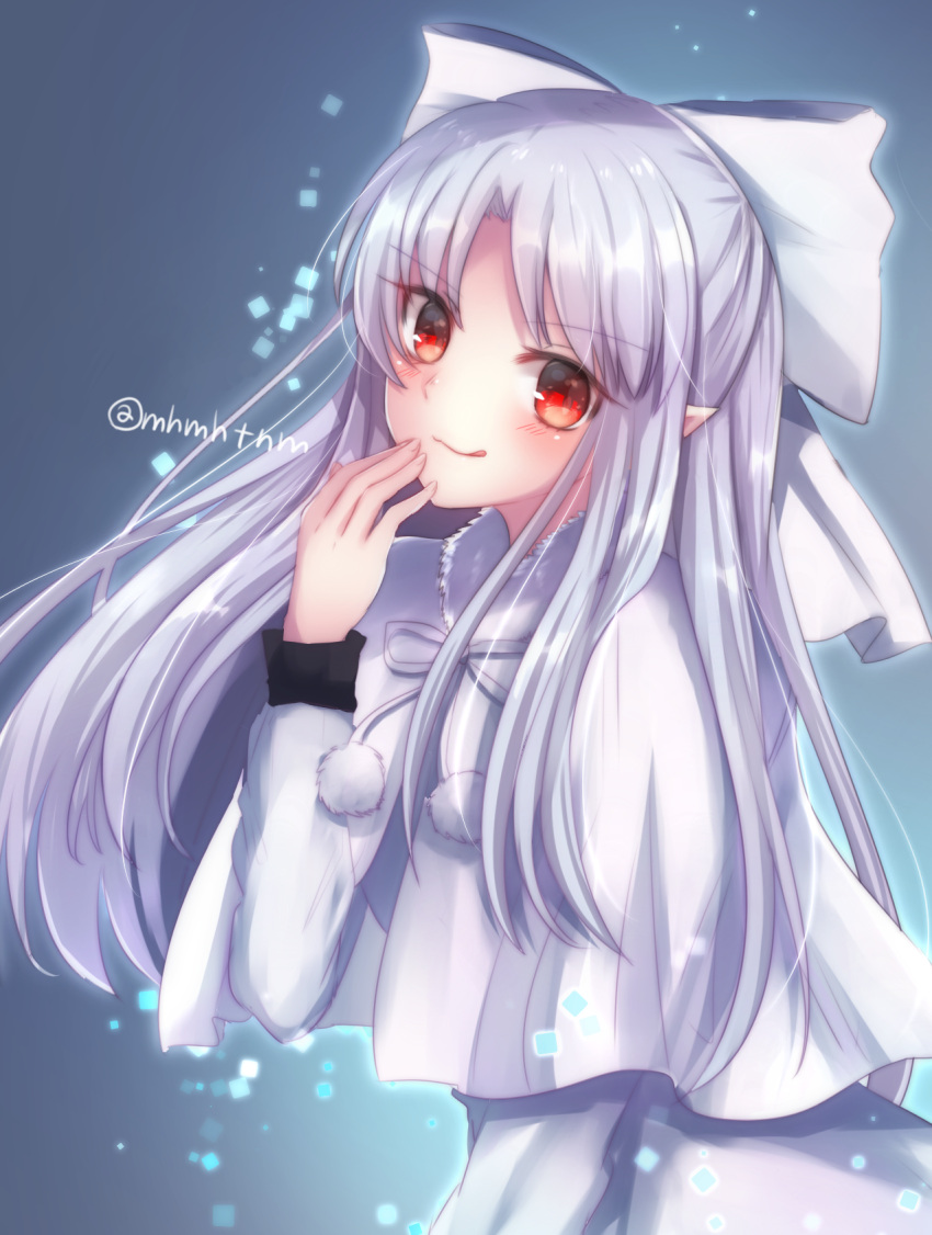 1girl :3 :q bangs blue_background blush capelet dress eyebrows_visible_through_hair hair_ribbon hand_up highres leaning_forward looking_at_viewer pointy_ears pom_pom_(clothes) red_eyes ribbon silver_hair simple_background smile solo tanaji tongue tongue_out tsukihime twitter_username white_capelet white_dress white_len white_ribbon