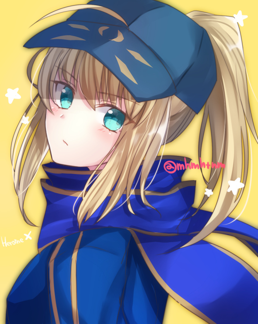 1girl ahoge artoria_pendragon_(all) bangs baseball_cap blonde_hair blue_eyes blue_jacket blue_scarf blush closed_mouth eyebrows_visible_through_hair fate/grand_order fate_(series) from_side hair_between_eyes hat highres jacket looking_at_viewer looking_to_the_side mysterious_heroine_x ponytail scarf simple_background solo tanaji twitter_username yellow_background