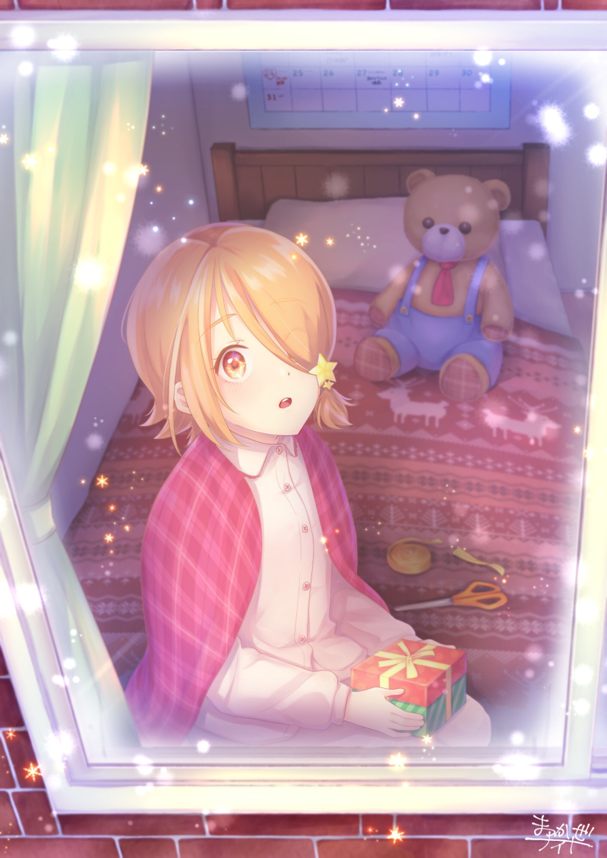 1girl bed blonde_hair box brick_wall calendar_(object) christmas commentary_request curtains gift gift_box hair_ornament hair_over_one_eye hairclip highres indoors kishinaito long_sleeves looking_at_viewer looking_out_window looking_up night on_bed original pajamas parted_lips plaid_shawl red_eyes ribbon scissors short_hair signature sitting sitting_on_bed snowing solo sparkle sparkling_eyes star star_hair_ornament stuffed_animal stuffed_toy teddy_bear window