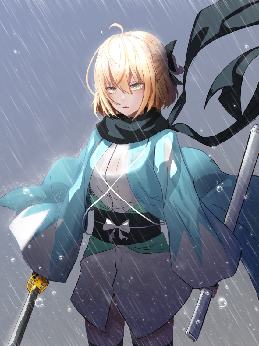 1girl absurdres ahoge black_legwear black_ribbon black_scarf blonde_hair cowboy_shot eyebrows_visible_through_hair fate/grand_order fate_(series) green_eyes hair_between_eyes hair_ribbon highres holding holding_sheath holding_sword holding_weapon japanese_clothes katana kimono kimono_skirt looking_at_viewer nebu_(pixiv22443854) okita_souji_(fate) parted_lips rain ribbon sakura_saber scarf shinsengumi short_hair solo standing sword thigh-highs weapon white_kimono