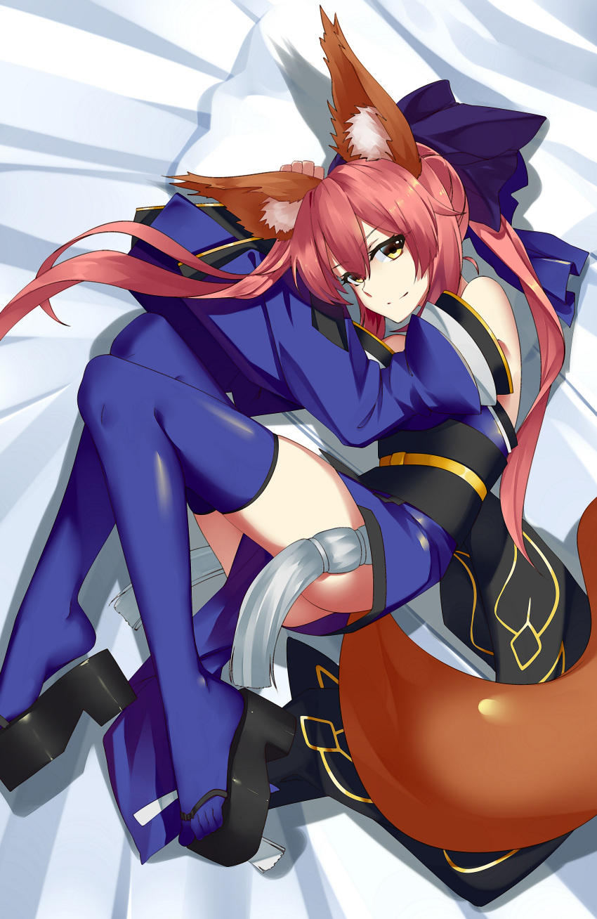 1girl absurdres animal_ears ass bare_shoulders between_legs blue_bow blue_legwear bow detached_sleeves fate/extra fate/grand_order fate_(series) fox_ears fox_tail full_body geta hair_between_eyes hair_bow highres japanese_clothes kimono long_hair long_sleeves looking_at_viewer lying obi on_side pelvic_curtain pillow pink_hair platform_clogs platform_footwear sash short_kimono smile solo tail tamamo_(fate)_(all) tamamo_no_mae_(fate) thigh-highs thighs very_long_hair wide_sleeves yellow_eyes yueye_(blbl-y)