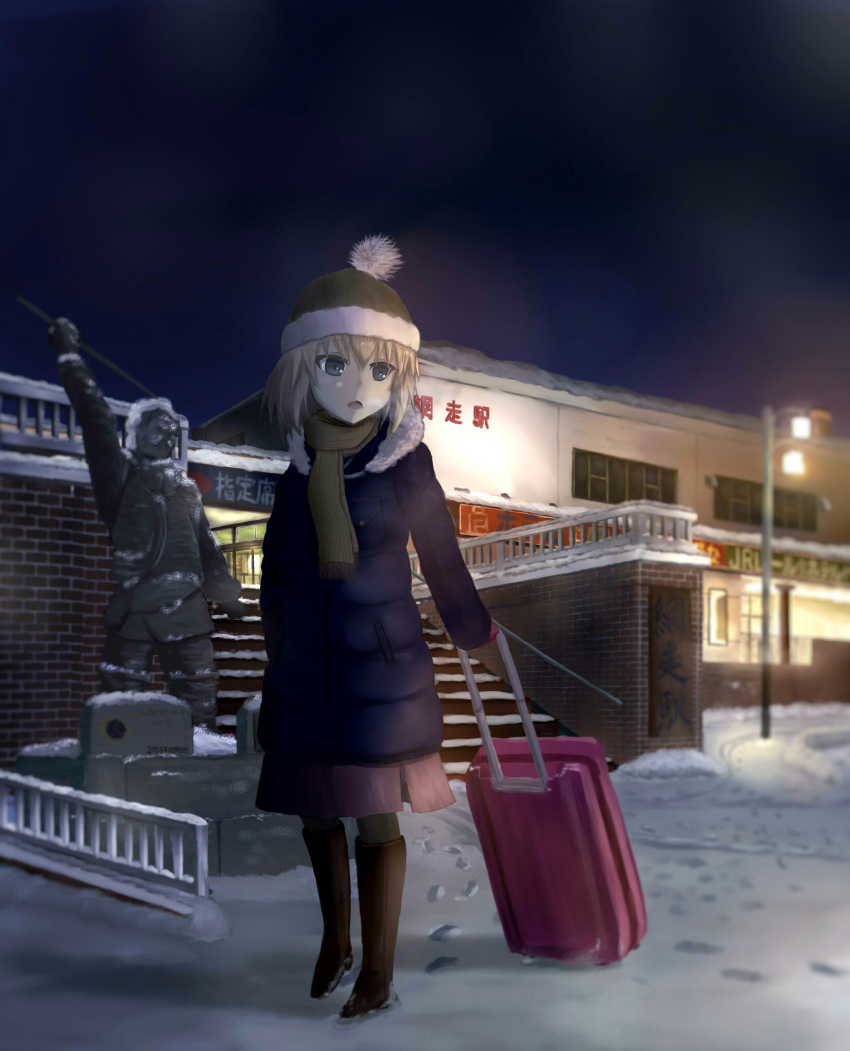 1girl black_background black_footwear blonde_hair blue_coat blue_eyes blurry blurry_background bobblehat breath briefcase brown_scarf building casual character_request depth_of_field footprints fringe fusou_(fuso0205) girls_und_panzer hat highres holding katyusha location_request long_sleeves medium_skirt night night_sky pantyhose pink_skirt red_hat skirt sky snow solo stairs statue translation_request winter winter_clothes