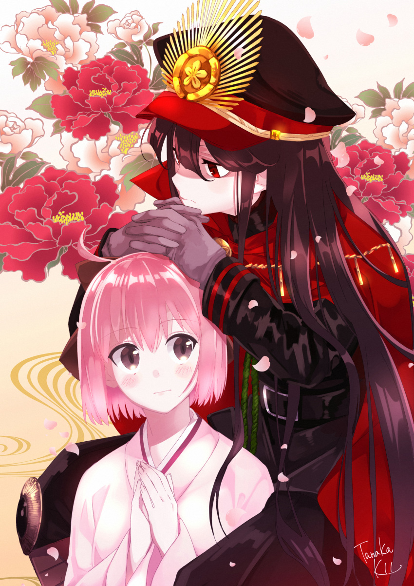 2girls artist_name black_hair bow commentary_request demon_archer fate/grand_order fate_(series) flower hair_bow highres japanese_clothes kimono long_hair looking_away multiple_girls okita_souji_(fate) own_hands_together pink_hair sakura_saber short_hair signature tanaka_kii very_long_hair