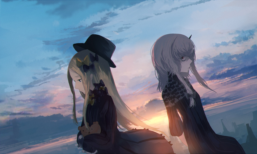 2girls abigail_williams_(fate/grand_order) albino arms_behind_back bags_under_eyes black_bow black_dress blonde_hair blue_eyes blue_sky bow carrying cityscape clouds cloudy_sky commentary cowboy_shot dark_clouds dress dutch_angle fate/grand_order fate_(series) frilled_sleeves frills from_side frown hair_bow hands_in_sleeves hat highres horn lavinia_whateley_(fate/grand_order) long_hair long_sleeves looking_at_viewer looking_away looking_down looking_to_the_side medium_hair medium_sleeves mifuru multiple_girls outdoors pale_skin profile puffy_short_sleeves puffy_sleeves red_eyes ribbed_dress sad short_sleeves sidelocks sky standing straight_hair stuffed_animal stuffed_toy sun sunset teddy_bear top_hat white_hair yellow_bow