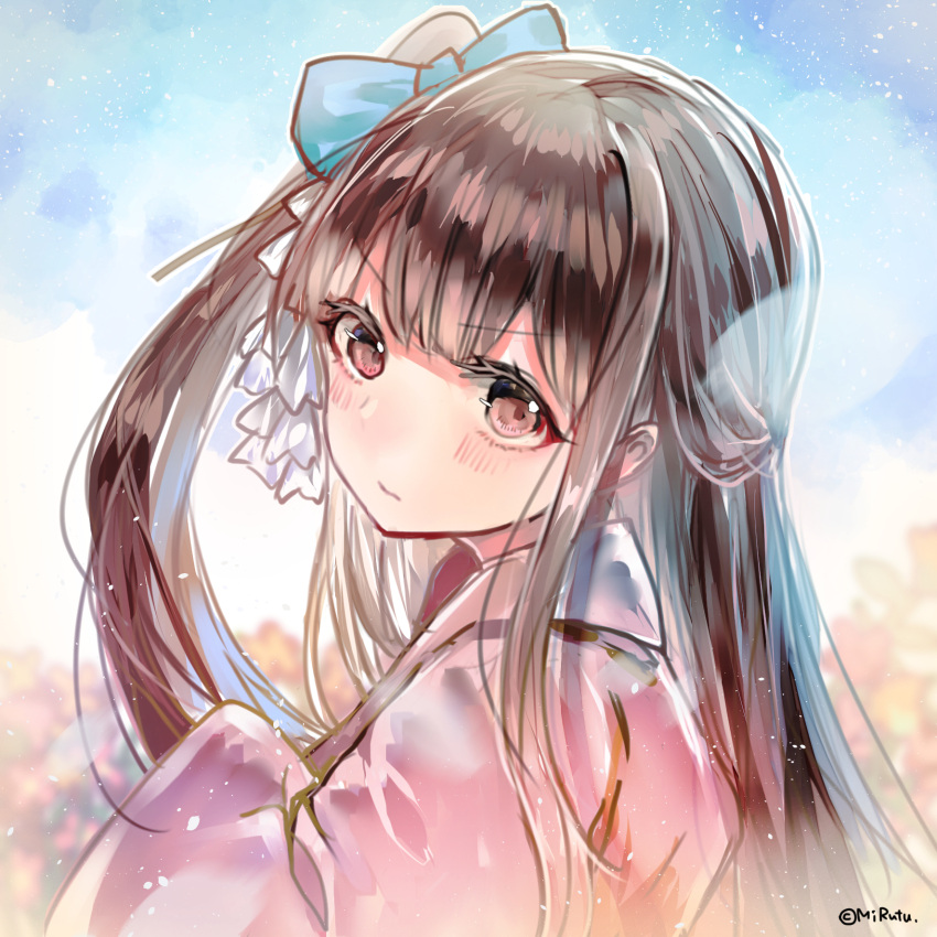 1girl :s artist_name blue_sky blush brown_hair closed_mouth day eyebrows_visible_through_hair girls_frontline highres japanese_clothes kimono long_hair long_sleeves looking_at_viewer looking_back mirutu one_side_up outdoors petals pink_kimono red_eyes signature sky solo upper_body v-shaped_eyebrows wa2000_(girls_frontline)
