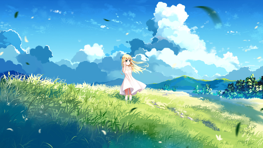 1girl ahoge arm_up blonde_hair blue_sky blush bush clouds commentary_request day dress field grass green_eyes hand_in_hair highres leaf long_hair looking_away mountain original outdoors parted_lips scenery sky solo standing sundress white_dress wind xia_xiang_(ozicha)