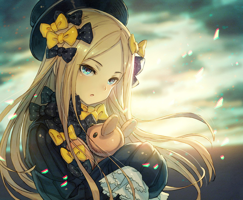 1girl :o abigail_williams_(fate/grand_order) bangs black_bow black_dress black_hat blonde_hair blue_eyes bow commentary_request dress fate/grand_order fate_(series) hair_bow hands_in_sleeves hat head_tilt kusano_shinta long_hair long_sleeves looking_at_viewer object_hug orange_bow outdoors parted_bangs parted_lips polka_dot polka_dot_bow sky solo stuffed_animal stuffed_toy teddy_bear very_long_hair