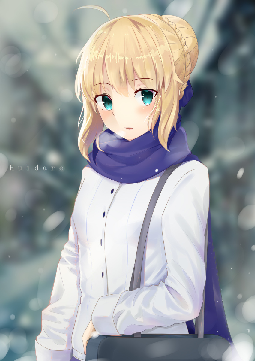 1girl ahoge arm_at_side arm_rest artist_name artoria_pendragon_(all) bag bangs blonde_hair blue_ribbon blue_scarf blurry blurry_background blush breath coat depth_of_field fate/stay_night fate_(series) green_eyes hair_bun hair_ribbon highres huidare long_sleeves looking_at_viewer motion_blur outdoors parted_lips ribbon saber scarf shiny shiny_hair shoulder_bag sidelocks sleeves_past_wrists snowing solo tareme upper_body white_coat winter_clothes winter_coat
