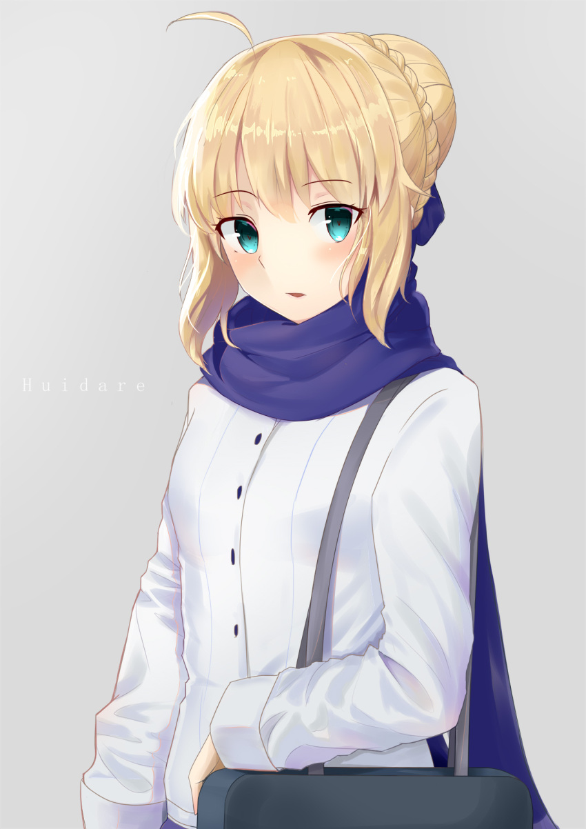 1girl ahoge arm_at_side arm_rest artist_name artoria_pendragon_(all) bag bangs blonde_hair blue_ribbon blue_scarf blush coat fate/stay_night fate_(series) green_eyes grey_background hair_bun hair_ribbon highres huidare long_sleeves looking_at_viewer parted_lips ribbon saber scarf shiny shiny_hair shoulder_bag sidelocks simple_background sleeves_past_wrists solo tareme upper_body white_coat winter_clothes winter_coat