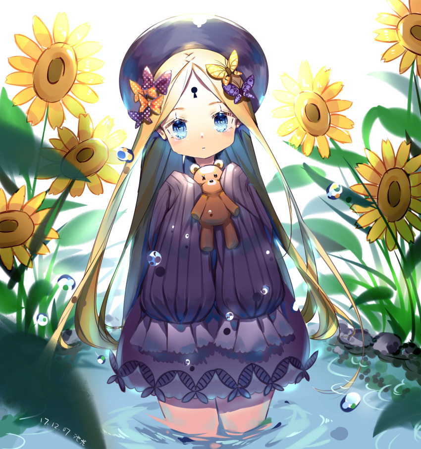 1girl abigail_williams_(fate/grand_order) absurdres artist_name bangs black_dress black_hat blonde_hair blue_eyes bow butterfly closed_mouth commentary_request dated dress fate/grand_order fate_(series) flower forehead hair_bow hands_in_sleeves hat highres holding holding_stuffed_animal ike_hikari keyhole leaning_to_the_side long_hair long_sleeves looking_at_viewer orange_bow parted_bangs polka_dot polka_dot_bow purple_bow solo stuffed_animal stuffed_toy sunflower teddy_bear very_long_hair wading water water_drop