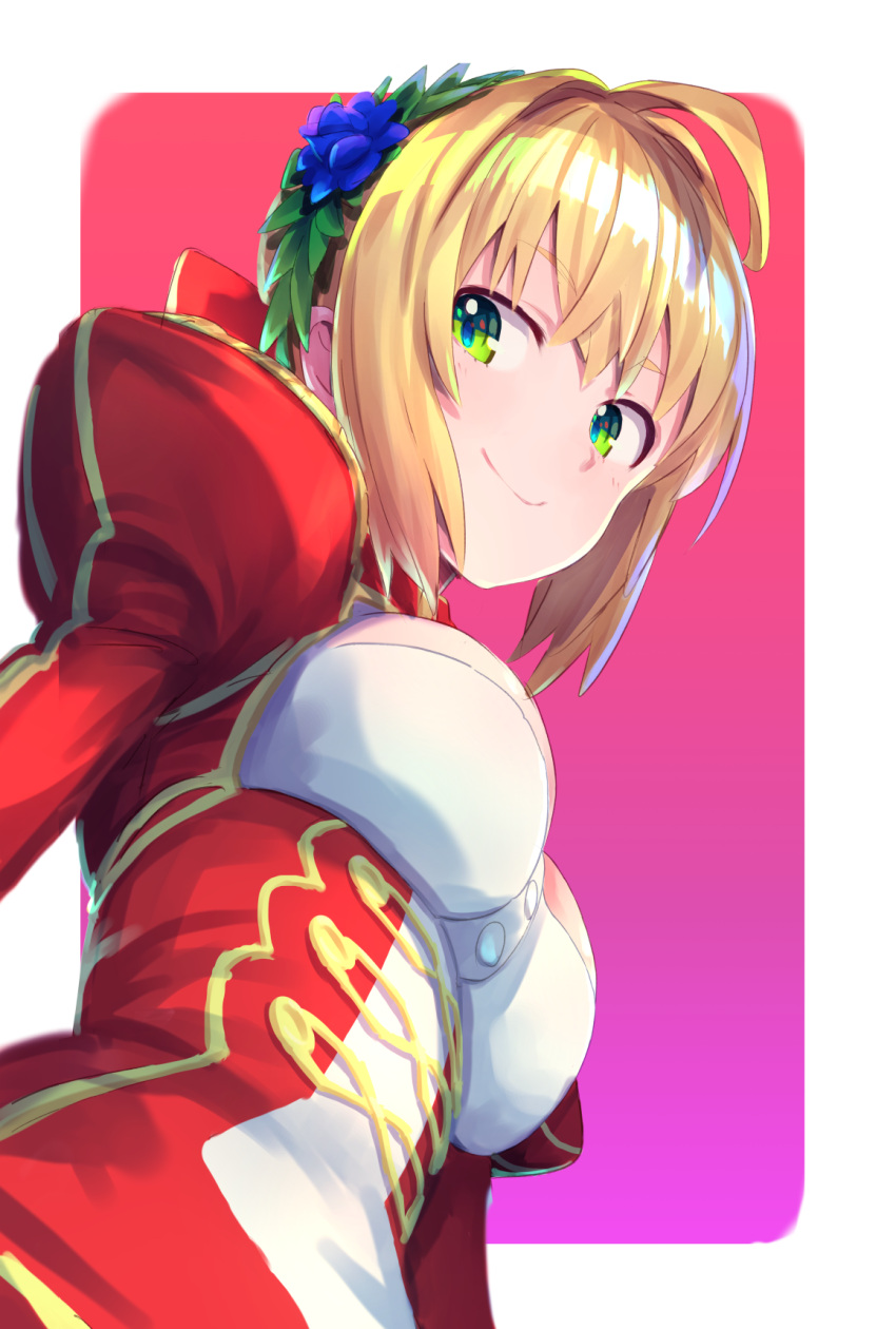 1girl ahoge blonde_hair breasts chikuwa_(garakuta_waakusu) cleavage closed_mouth commentary_request epaulettes fate/extra fate_(series) green_eyes highres looking_to_the_side nero_claudius_(fate) nero_claudius_(fate)_(all) short_hair smile solo upper_body