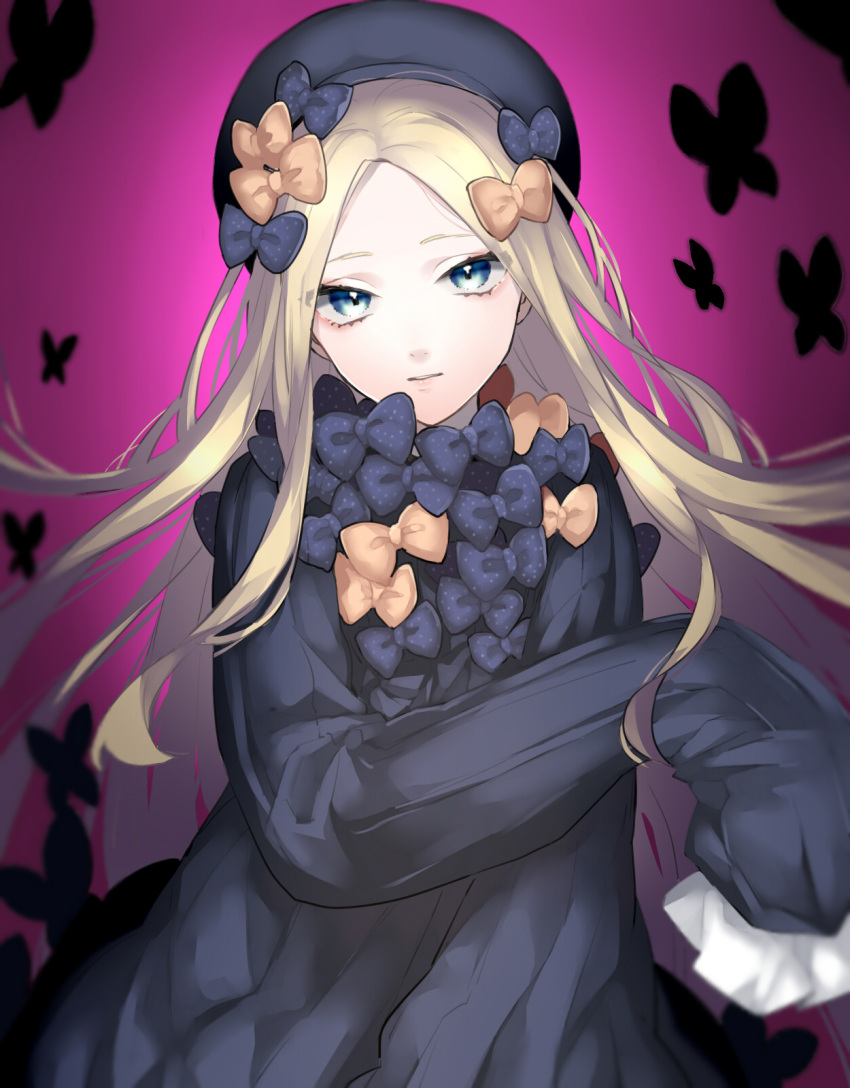 1girl abigail_williams_(fate/grand_order) bangs black_bow black_dress black_hat blonde_hair blue_eyes bow butterfly commentary_request dress fate/grand_order fate_(series) hair_bow hands_in_sleeves hat head_tilt highres idupiyo long_hair long_sleeves looking_at_viewer object_hug orange_bow parted_bangs parted_lips pink_background polka_dot polka_dot_bow solo stuffed_animal stuffed_toy teddy_bear very_long_hair