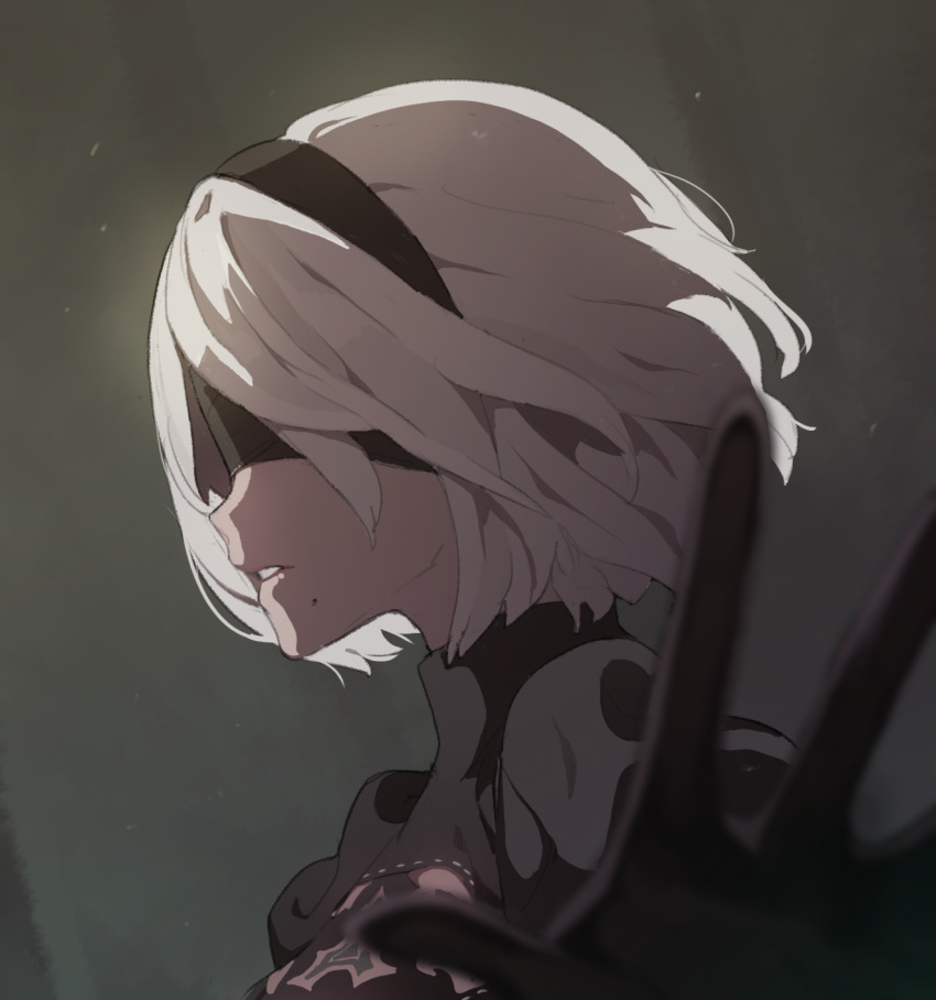 1girl black_dress black_gloves blindfold blurry blurry_foreground commentary_request depth_of_field doremi drag-on_dragoon dress from_side gloves grey_background headband highres mole mole_under_mouth nier_(series) nier_automata parted_lips profile short_hair solo white_hair yorha_no._2_type_b
