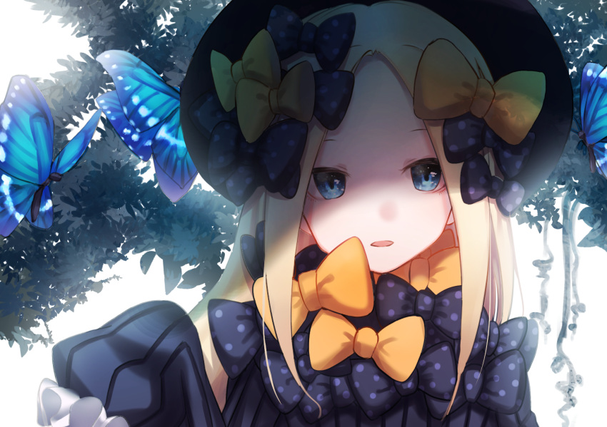 1girl abigail_williams_(fate/grand_order) animal bangs black_bow black_dress black_hat blonde_hair blue_eyes bow butterfly commentary_request day dress fate/grand_order fate_(series) hair_bow hand_up hands_in_sleeves hat head_tilt long_hair long_sleeves looking_at_viewer orange_bow outdoors parted_bangs parted_lips polka_dot polka_dot_bow solo yotsuba_harumi